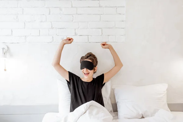 Vrouw wakker in bed — Stockfoto