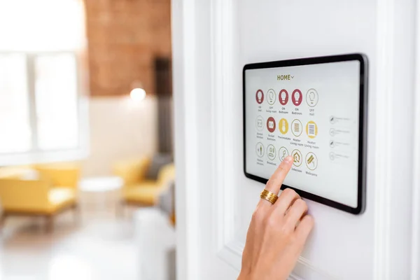 Controlar el hogar con una pantalla táctil digital — Foto de Stock