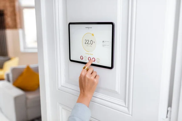 Controlar la temperatura ambiente con un panel de pantalla táctil digital — Foto de Stock