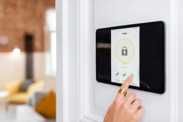 Steuerung der Alarmanlage zu Hause mit einem digitalen Touchscreen-Panel — Stockfoto