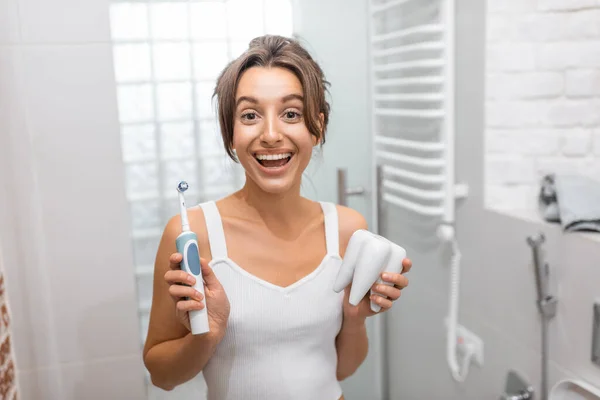 Woman cleaning teeth with electric toothbrush — Stock Photo, Image