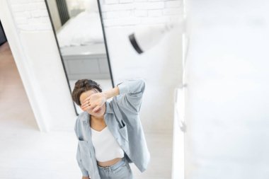 Evin içinde bir kamera tarafından görülen bir kadın.