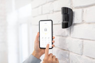Alarm sistemi akıllı bir telefonla kontrol ediliyor