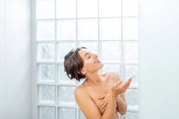 Woman showering at the bathroom — Stock fotografie