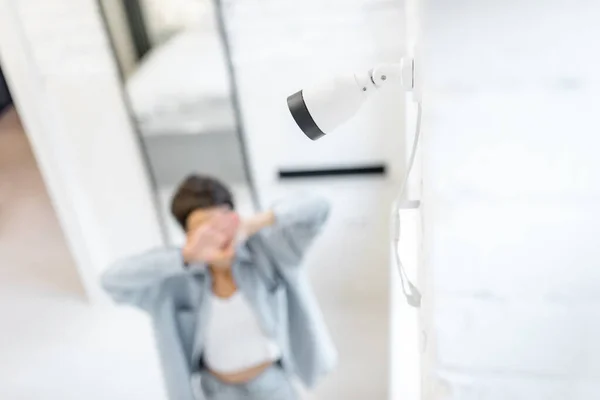 Vrouw gespot door een videocamera binnen — Stockfoto