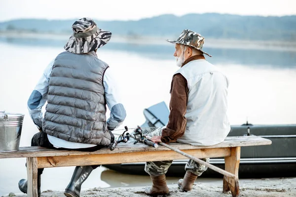 Grandfather with son fishing together — Stockfoto