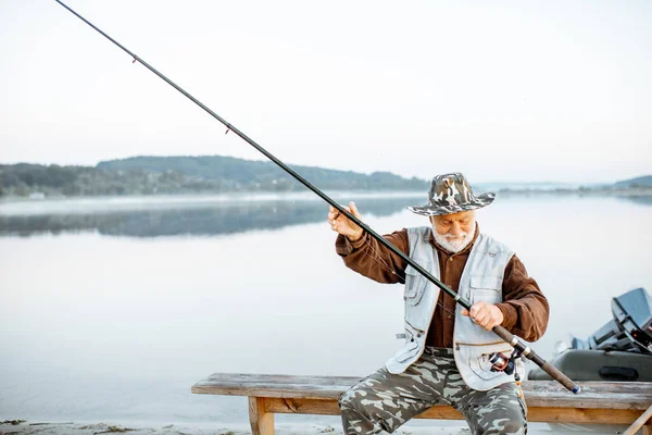 在湖上钓鱼的老人 — 图库照片