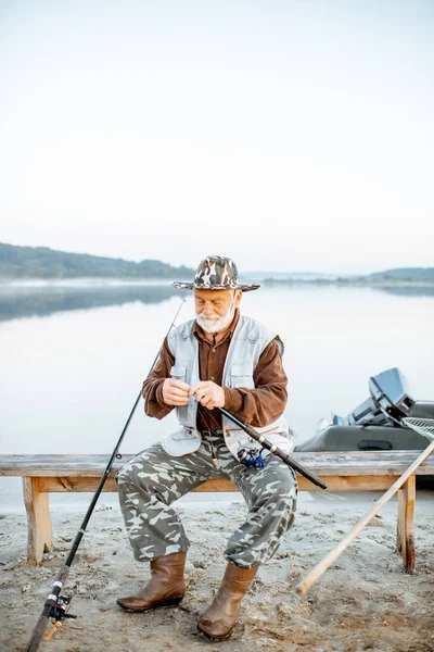 Uomo anziano pesca sul lago — Foto Stock