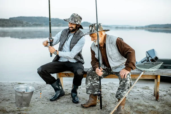 Nonno con figlio pesca sul lago — Foto Stock