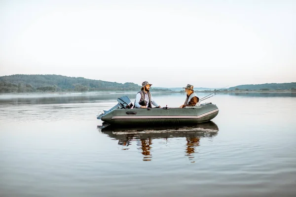 Kakek dengan anak memancing di perahu — Stok Foto