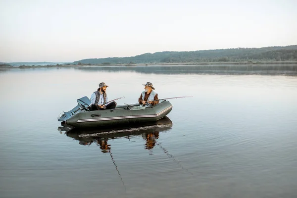 Abuelo con hijo pescando en el barco — Foto de Stock