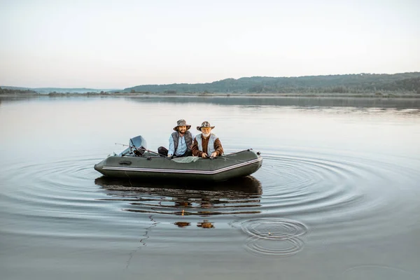 Avô com filho pescando no barco — Fotografia de Stock