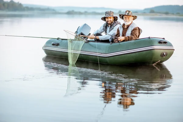 Abuelo con hijo pescando en el barco —  Fotos de Stock