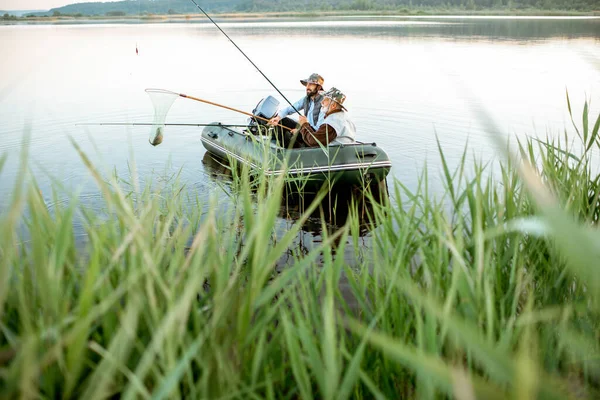 Nonno con figlio pesca sulla barca — Foto Stock