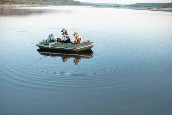 Avô com filho pescando no barco — Fotografia de Stock