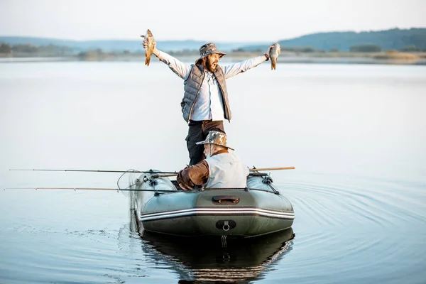 Abuelo con hijo pescando en el barco —  Fotos de Stock