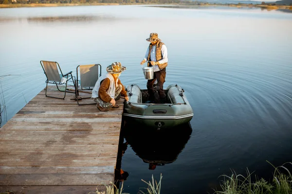 Nonno con figlio adulto pesca sul lago — Foto Stock