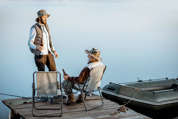 Nonno con figlio adulto che parla di pesca — Foto Stock