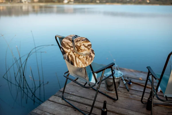 Місце для риболовлі з снастями на озері — стокове фото