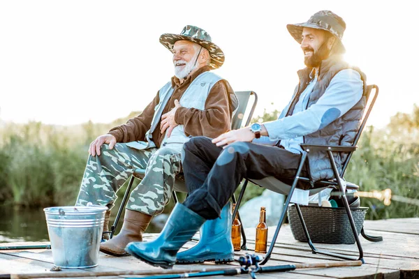 Grand-père avec fils adulte pêche sur le lac — Photo