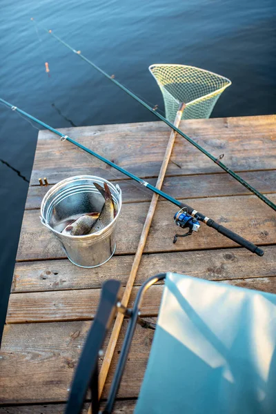 Attrezzatura da pesca sul molo sul lago — Foto Stock