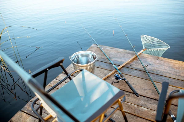 Attrezzatura da pesca sul molo sul lago — Foto Stock