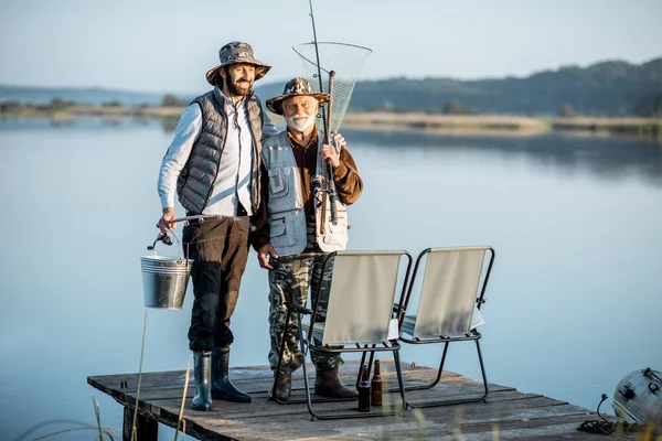 Nonno con figlio adulto pesca sul lago — Foto Stock