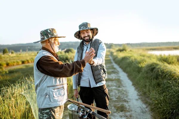 Grand-père avec fils adulte passer un bon moment sur la pêche — Photo