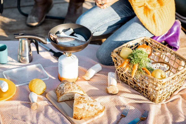 Picnic with fish and vegetables — Stock Photo, Image