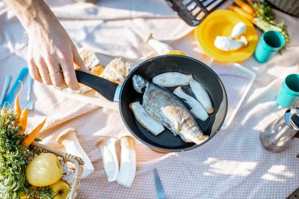 Picnic with fish and vegetables — Stock Photo, Image