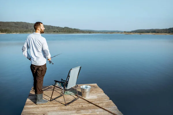 Uomo pesca sul lago — Foto Stock