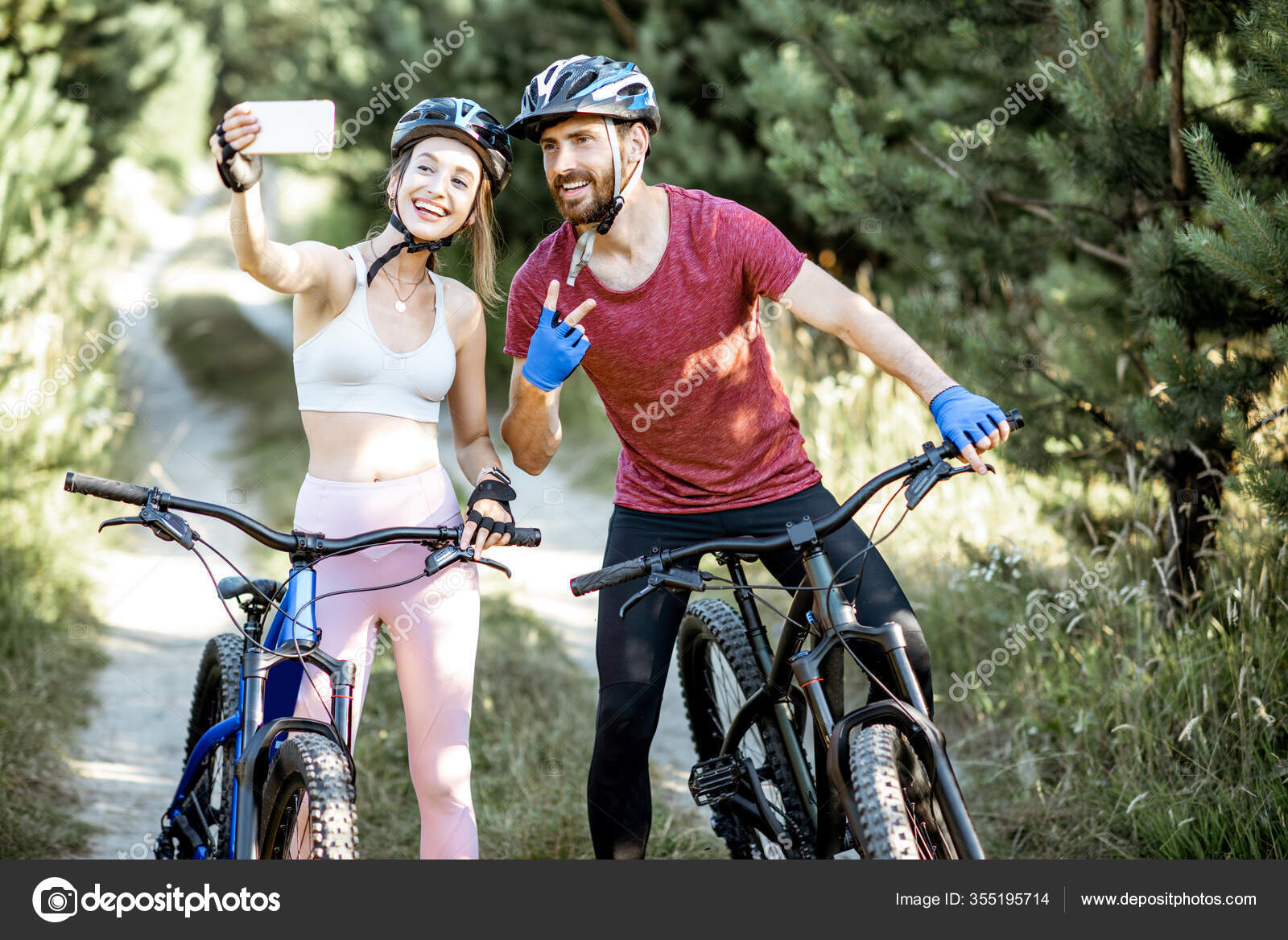 While riding. Beautiful couple in city. Слоу хорсес. Девушка на коне. Селфи на велосипеде фото.