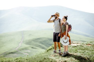 Coupe dağlarda geziyor.