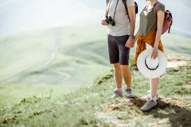 Coupe dağlarda geziyor.