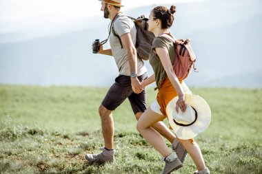 Coupe dağlarda geziyor.