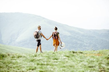 Coupe dağlarda geziyor.