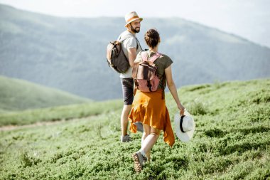 Coupe dağlarda geziyor.
