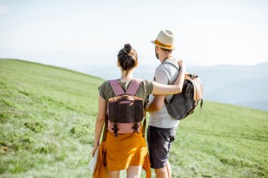 Dağlarda seyahat çift