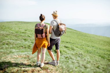 Dağlarda seyahat çift