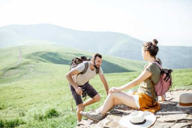 Dağlarda seyahat çift