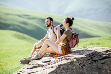 Dağlarda seyahat çift