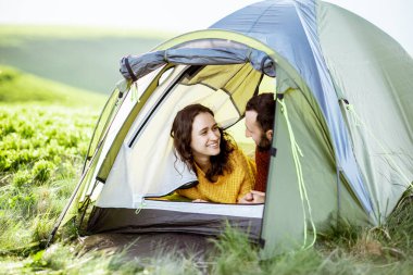 Dağlarda çadırları olan bir çift.