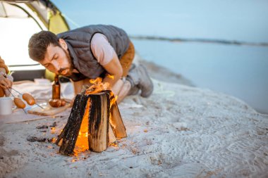 Kumsaldaki kamp alanında bir çift.