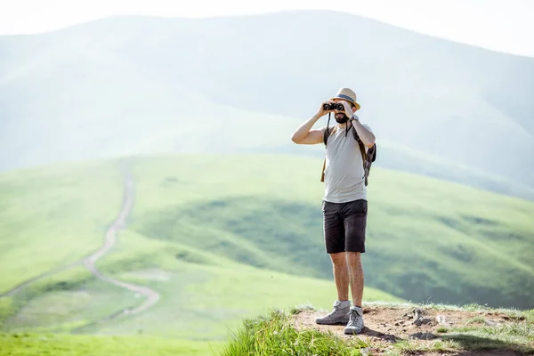 Man traveling in the mountains — Stockfoto