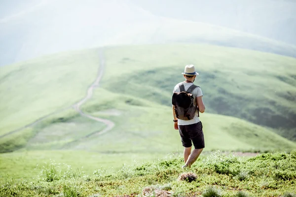 Man traveling in the mountains — Stockfoto