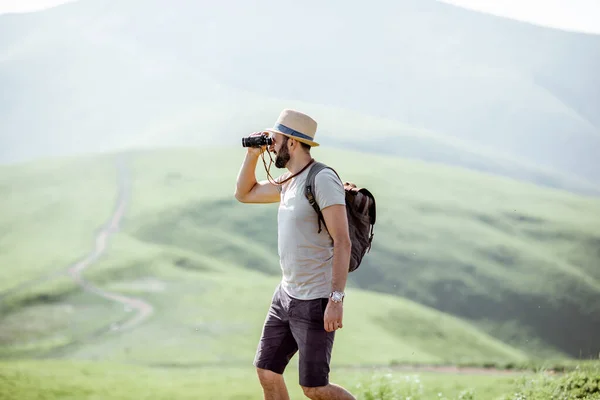 Man traveling in the mountains — Stockfoto