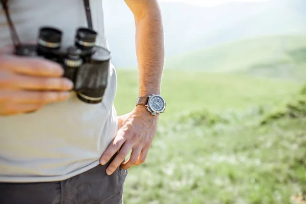 Homme voyageant dans les montagnes — Photo