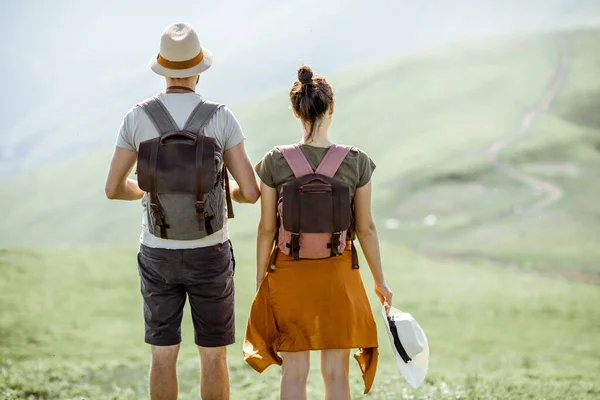 Coupe traveling in the mountains — Stock Photo, Image