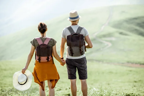 Coupe in viaggio in montagna — Foto Stock