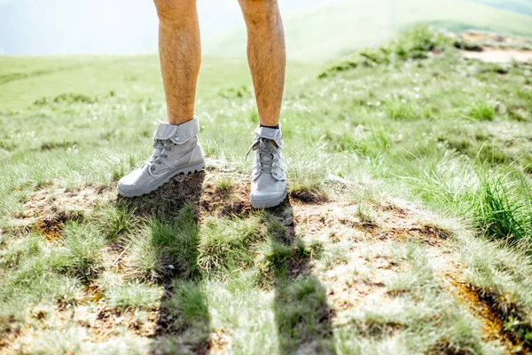 Mann wandert in den Bergen — Stockfoto